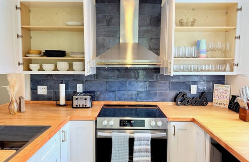 Pinellas Park House | Modern Oasis with Pool + Putting Green