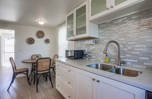 Encinitas Cottage | Modern One Bedroom - two blocks to the beach & Downtown Encinitas!