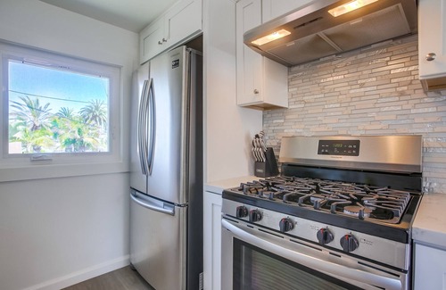 Encinitas Cottage | Modern One Bedroom - two blocks to the beach & Downtown Encinitas!
