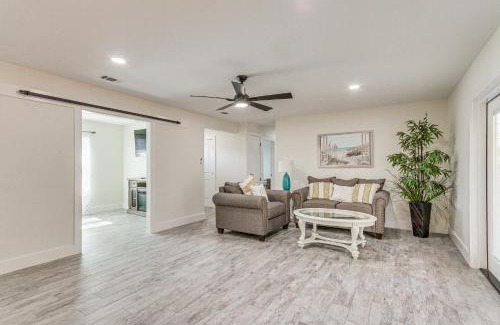 Northeast Pensacola House | Modern Pensacola Home about 6 Mi to Beach!