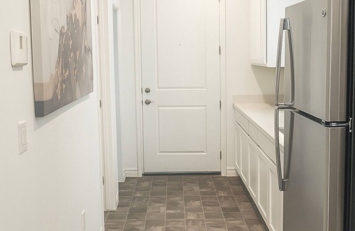 Las Vegas House | Modern Private Suite with Kind Bed, Kitchenette & Washer/Dryer - Las Vegas