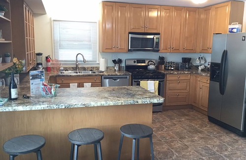 Kenosha House | Modern! Professionally Cleaned, Self Check In - Sleeps 10