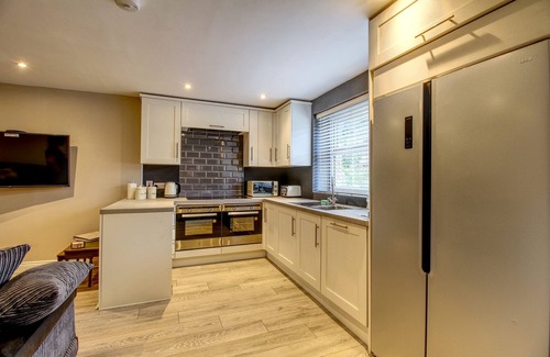 Huddersfield House | Modern property - great location with parking