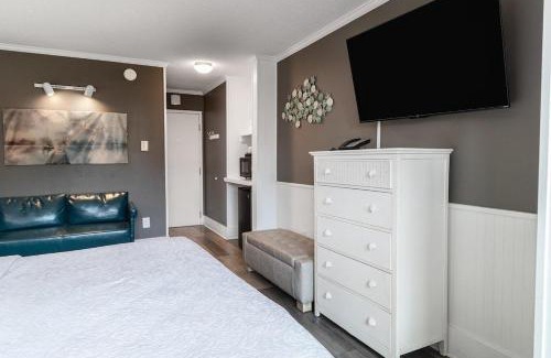 Litchfield by the Sea Apartment | Modern Resort View Room on the First Floor