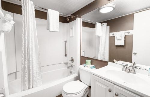 Litchfield by the Sea Apartment | Modern Resort View Room on the First Floor