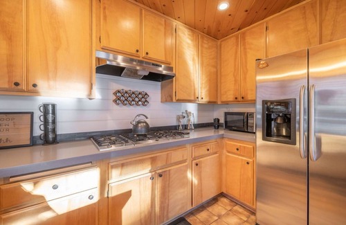 Moonridge Cabin | MODERN RUSTIC CABIN W/SPA, WALKING DISTANCE TO SKI RESORT, ZOO & GOLF COURSE