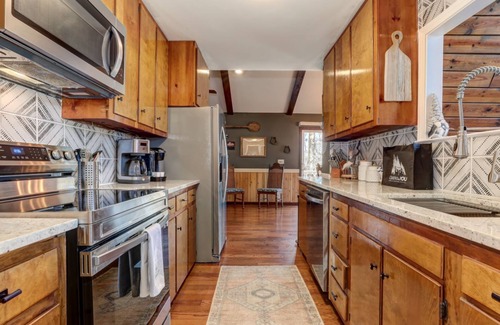 Tate Ski Chalet | Modern rustic vibes & mountain views! - Cozy Days Hideaway