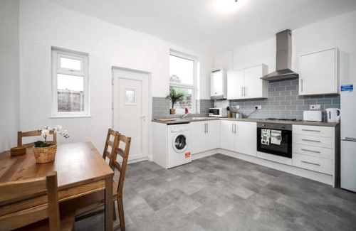 Leigh House | Modern spacious 2 bedroom house in Leigh Self Service, Free Parking