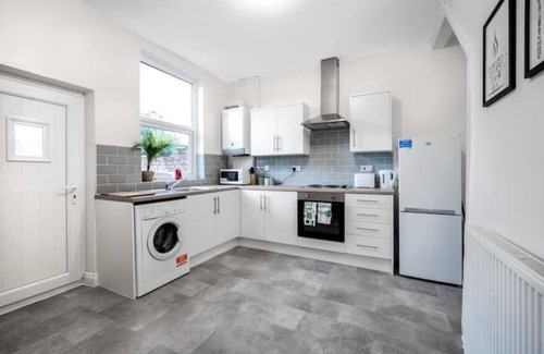 Leigh House | Modern spacious 2 bedroom house in Leigh Self Service, Free Parking