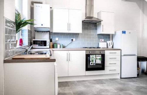 Leigh House | Modern spacious 2 bedroom house in Leigh Self Service, Free Parking