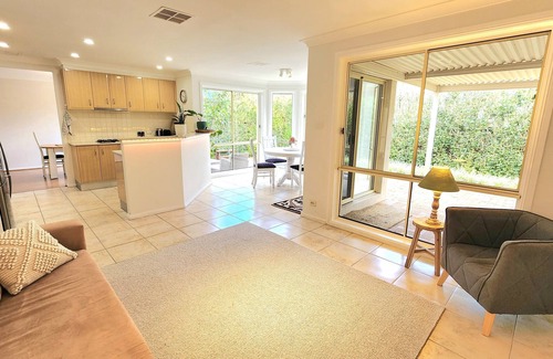 Belrose House | Modern spacious 5-bedroom home in Northern Beaches