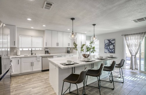 The Pueblo House | Modern, spacious, comfy! Minutes to Red Rock, Golf, Tivoli Village and the Strip