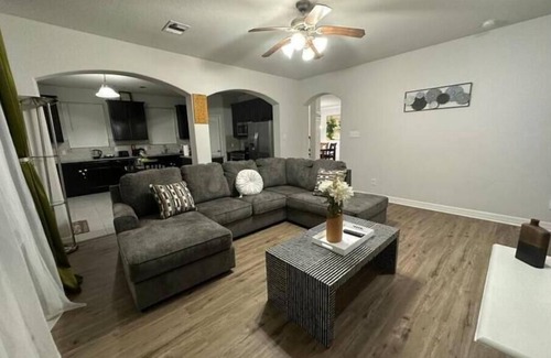 Conroe House | Modern/Spacious Haven in the Heart of Conroe - Entire Home