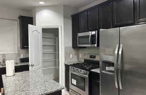 Conroe House | Modern/Spacious Haven in the Heart of Conroe - Entire Home