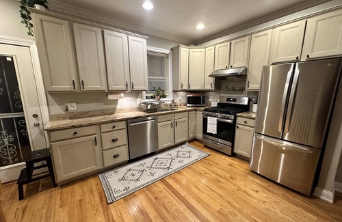 Graduate Hospital House | Modern spacious home - 10min walk Rittenhouse amazing views w/roof deck sleeps 6