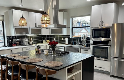 West Highland House | Modern Spacious Home w/ Luxury Outdoor Rooftop Walkable to dining, parks & more!