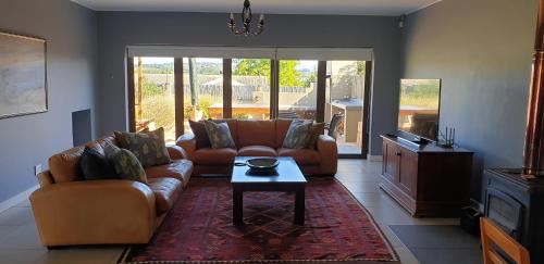 Raithby House | Modern spacious home in heart of Cape Winelands