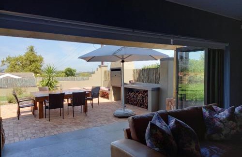 Raithby House | Modern spacious home in heart of Cape Winelands