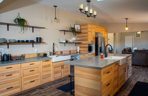 Joshua Tree House | Modern Spacious Ranch W Jacuzzi, Cowboy Pool, Stargaze, Mt. Views, and Hammocks