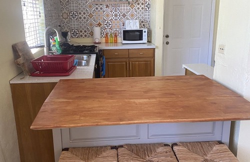 Gambier House | Modern & Spacious Townhouse near Beaches, Airport, Grocery Stores & Resataurants