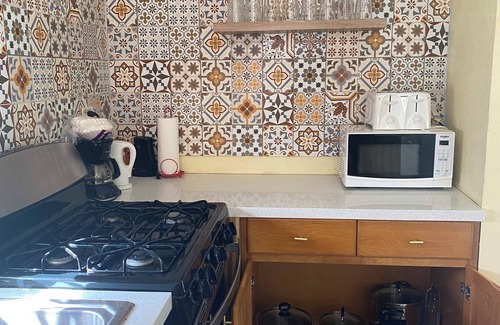 Gambier House | Modern & Spacious Townhouse near Beaches, Airport, Grocery Stores & Resataurants