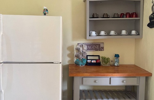 Gambier House | Modern & Spacious Townhouse near Beaches, Airport, Grocery Stores & Resataurants