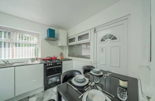 Manchester House | Modern Stay Near City & Park - 1+ Night Stays