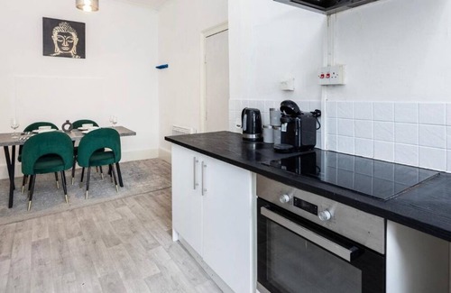 Chelmsford House | Modern Staycation! 3BR Home HIGH STREET LOCATION by Luxiety Stays