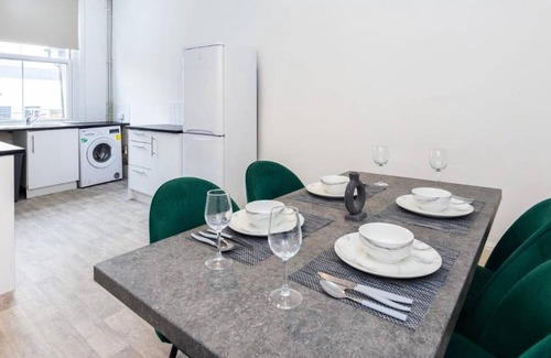 Chelmsford House | Modern Staycation! 3BR Home HIGH STREET LOCATION by Luxiety Stays