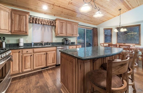 Summit Estates House | Modern, Steps to Summit, Relaxing Spa. Fireplace.