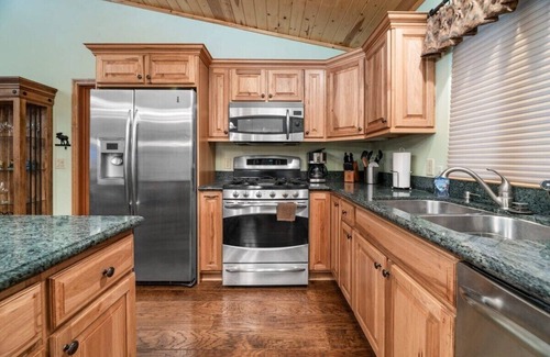 Summit Estates House | Modern, Steps to Summit, Relaxing Spa. Fireplace.