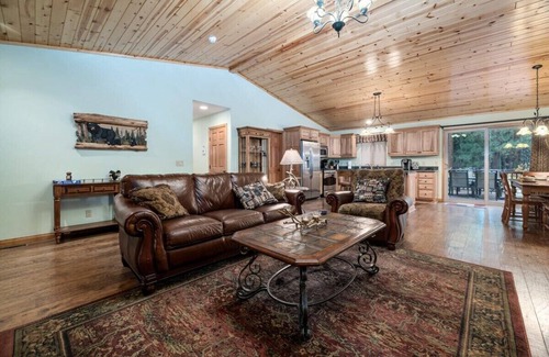 Summit Estates House | Modern, Steps to Summit, Relaxing Spa. Fireplace.