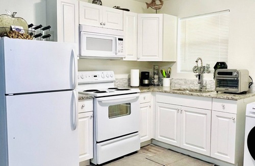 Walsingham Apartment | Modern Studio 10 Min to Beach with Kitchen, AC, Fast Wi-Fi and Private Bathroom.