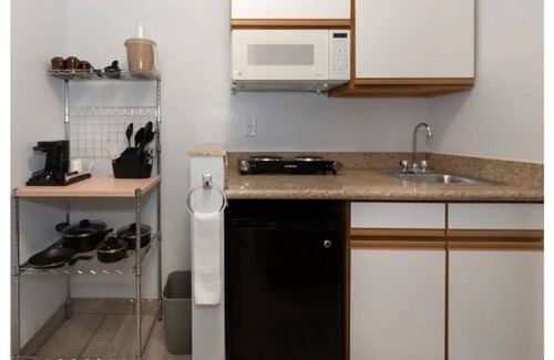 Indianola Apartment | Modern Studio Apartment w/Kitchenette