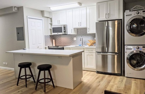 Makiki Apartment | Modern Studio - Comforts at Camelot