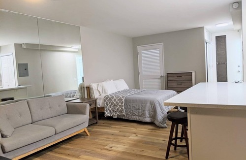 Makiki Apartment | Modern Studio - Comforts at Camelot