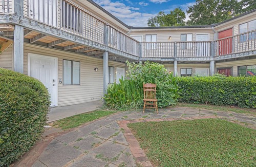 Huntsville Apartment | Modern Studio for 2—Huntsville Botanical Gardens