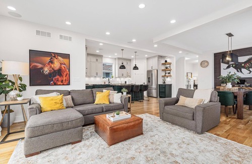 Kenny House | Modern & Stylish 4BR/4BA Getaway in SW Minneapolis!