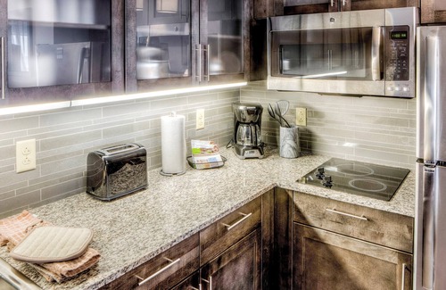 Columbus Apartment | Modern Suite Only 1 Mile from The Ohio State University | Business Center + Heated Indoor Pool