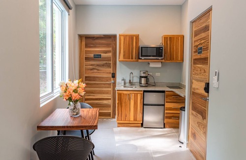 Manuel Antonio House | Modern Tower 7 Bdrms- AC,Ktchn,Elevator -19 guests