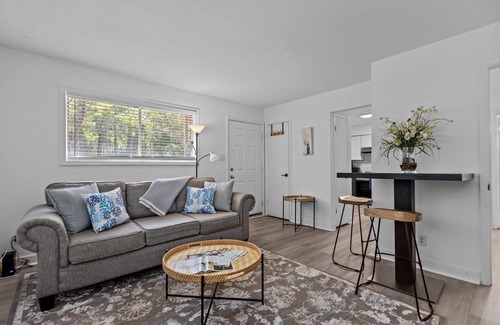 Chapel Hill Apartment | Modern & Tranquil : Close to UNC & Duke University’s, Hospitals