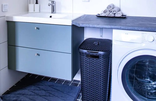 Vibble Villa | Moderna Villa med Privat Bubbelpool och Stor Trädgård