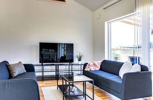 Vibble Villa | Moderna Villa med Privat Bubbelpool och Stor Trädgård