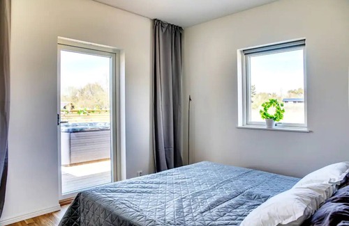 Vibble Villa | Moderna Villa med Privat Bubbelpool och Stor Trädgård