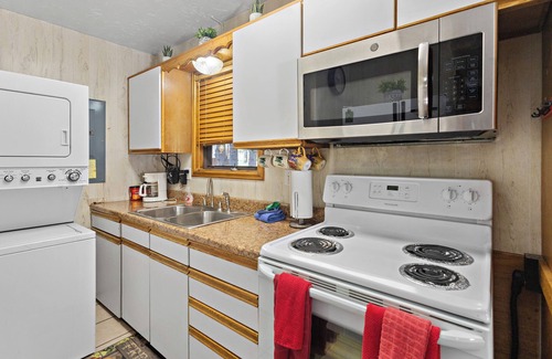 Red River Cottage | "Moe's Riverside Cottage", Riverfront, Pet friendly, WIFI, sleeps 6