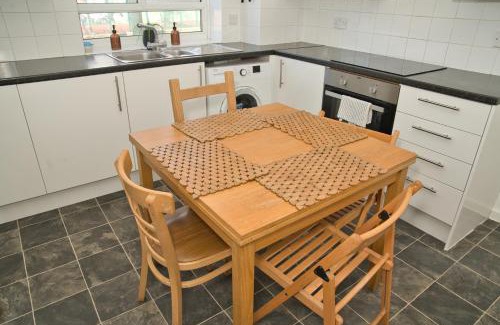 Swiss Cottage Apartment | Moments Made Here, Spacious Swiss Cottage with 4 Bedrooms, Sleeps 10, Free WiFi