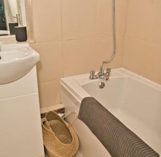 Swiss Cottage Apartment | Moments Made Here, Spacious Swiss Cottage with 4 Bedrooms, Sleeps 10, Free WiFi