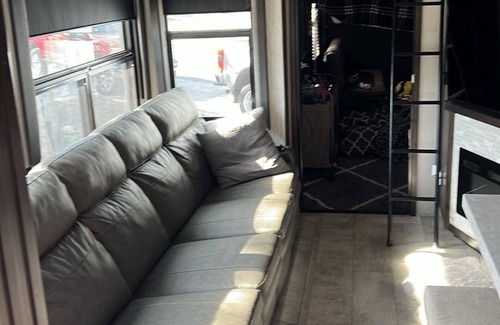 Braden River House | Momentum Toy Hauler in SUN OUTDOORS Resort