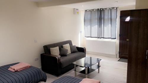 Feltham North House | Mon Repos Private Rooms Heathrow Airport