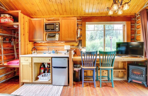 Silver Gate Apartment | Montana Mountain Getaway - 1 Mi to Yellowstone!